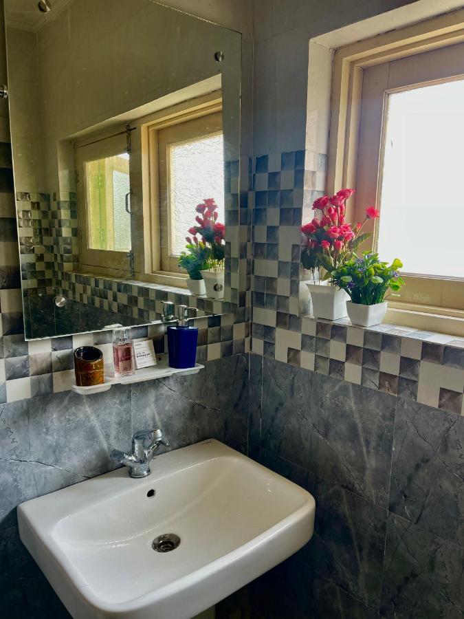Khwaab Gah By The Khayabaan-Homestay Apartments Fully Furnished With Functional Kitchen, Wifi & Parking In City Centre Срінагар Екстер'єр фото