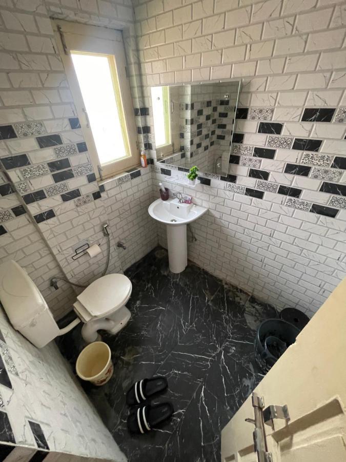 Khwaab Gah By The Khayabaan-Homestay Apartments Fully Furnished With Functional Kitchen, Wifi & Parking In City Centre Срінагар Екстер'єр фото