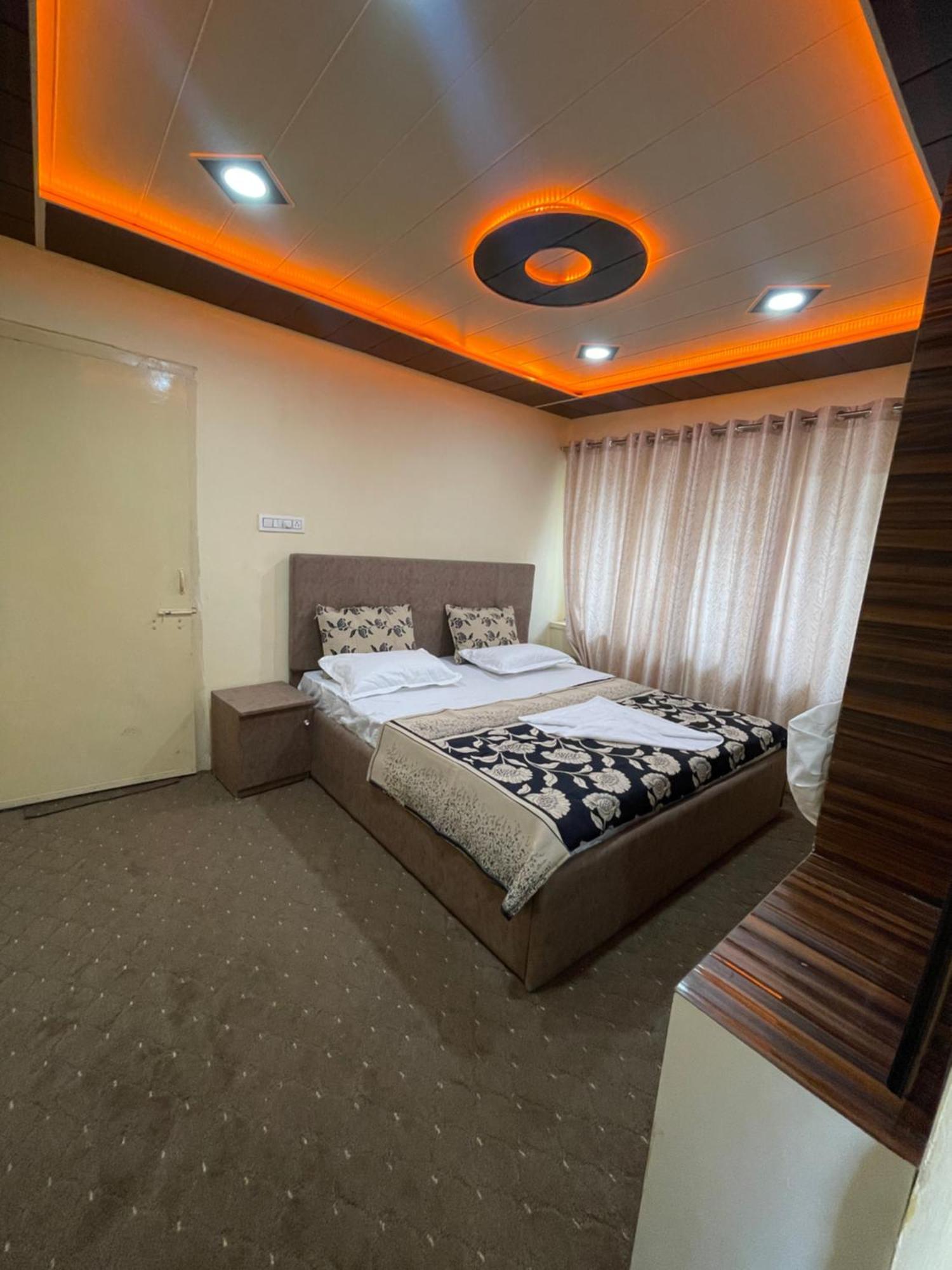 Khwaab Gah By The Khayabaan-Homestay Apartments Fully Furnished With Functional Kitchen, Wifi & Parking In City Centre Срінагар Екстер'єр фото