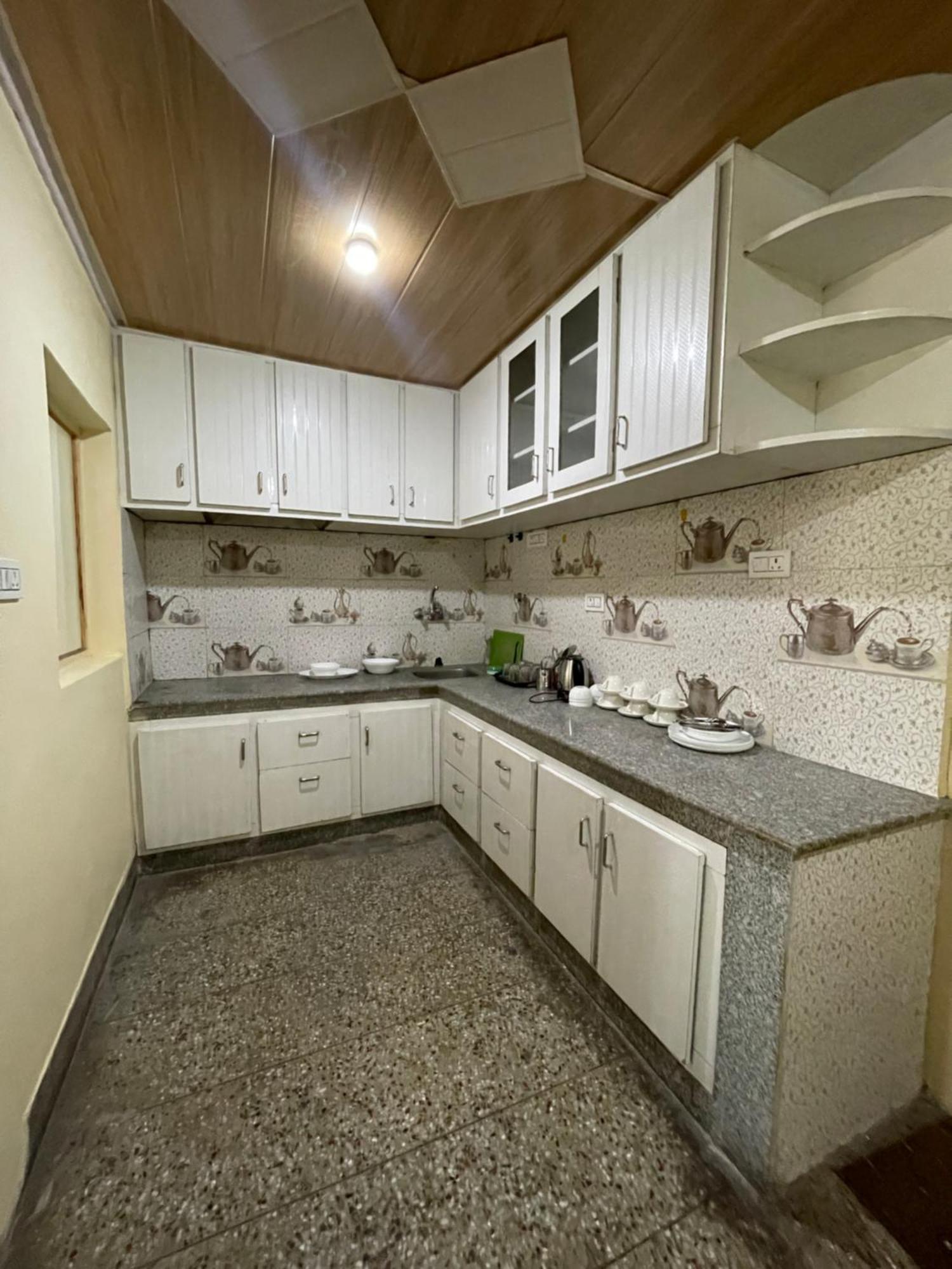 Khwaab Gah By The Khayabaan-Homestay Apartments Fully Furnished With Functional Kitchen, Wifi & Parking In City Centre Срінагар Екстер'єр фото