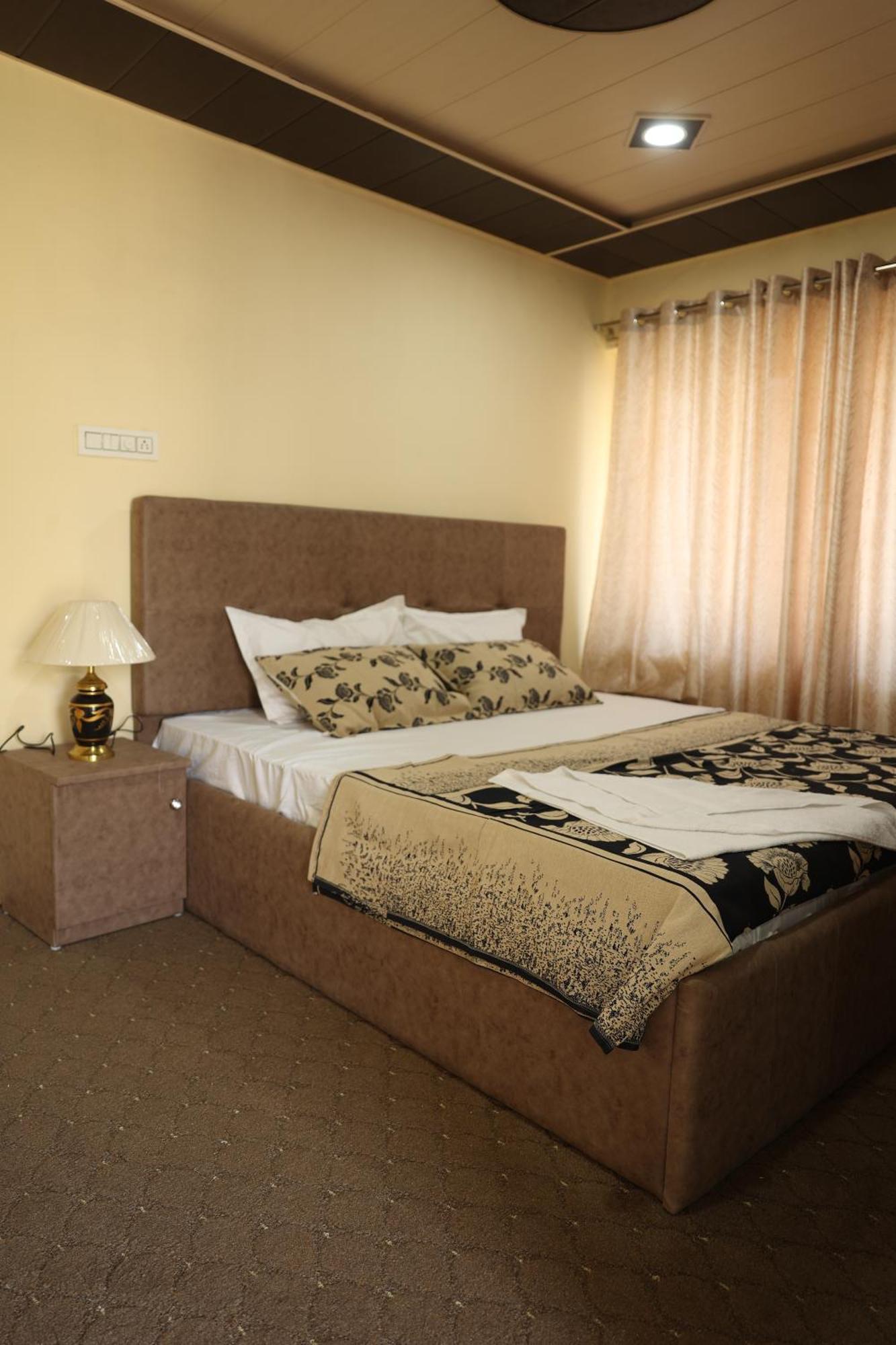 Khwaab Gah By The Khayabaan-Homestay Apartments Fully Furnished With Functional Kitchen, Wifi & Parking In City Centre Срінагар Екстер'єр фото