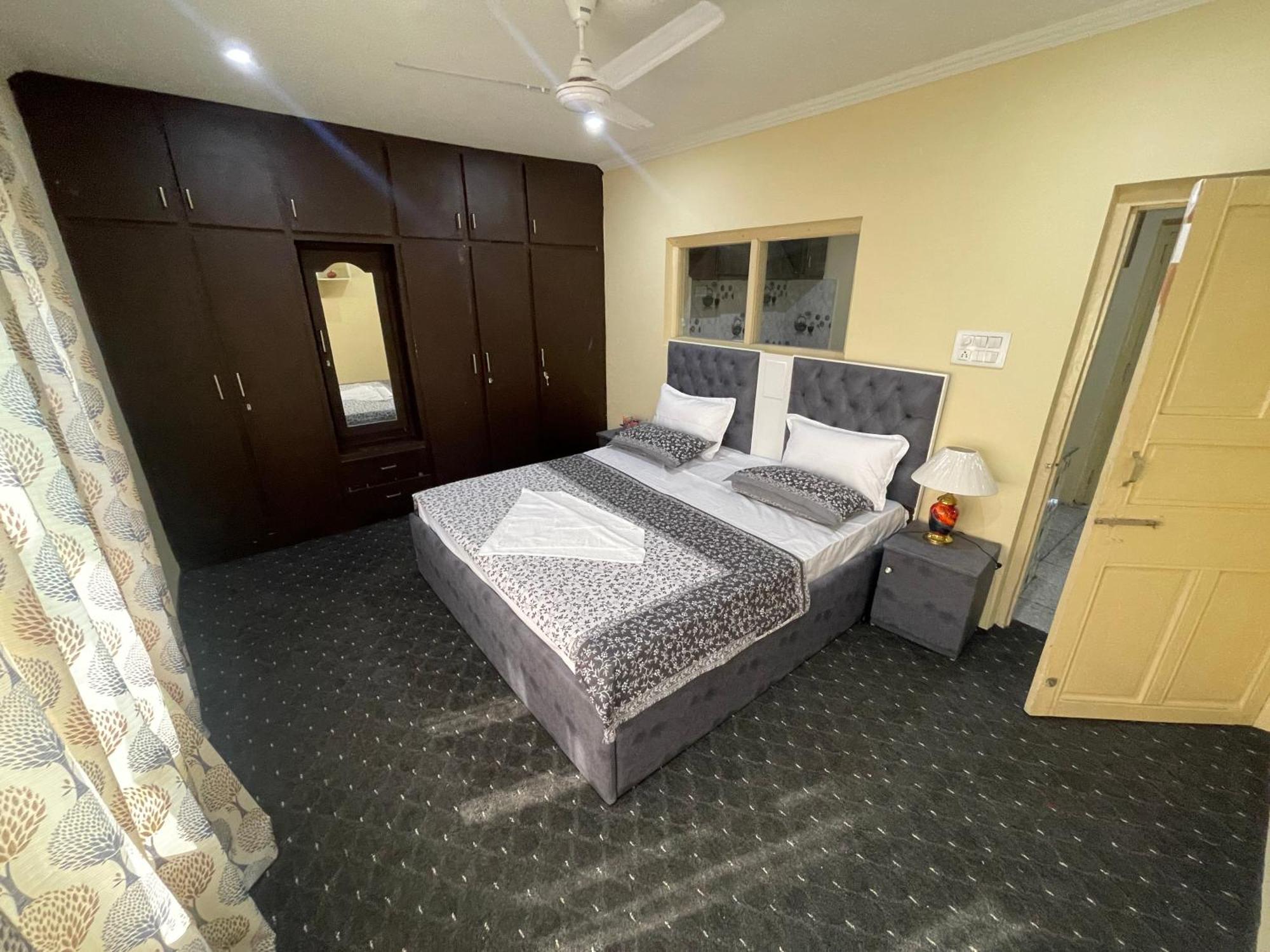 Khwaab Gah By The Khayabaan-Homestay Apartments Fully Furnished With Functional Kitchen, Wifi & Parking In City Centre Срінагар Екстер'єр фото